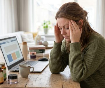 Hoofdpijn en moe: oorzaken, symptomen en oplossingen